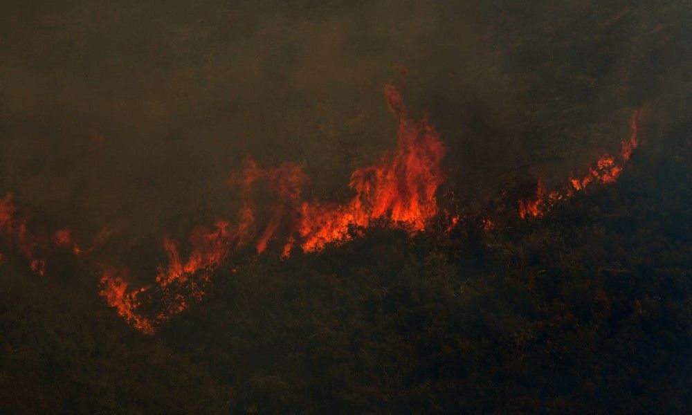 Μαίνεται η πυρκαγιά στην Εύβοια