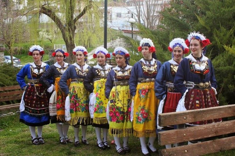 Οι Λαζαρίνες τραγουδούν και χορεύουν