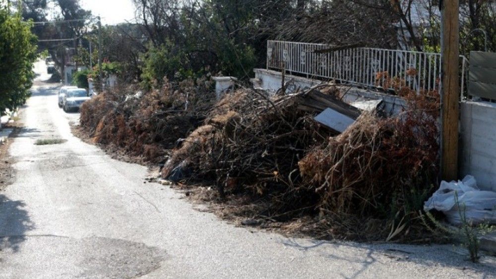 Καθαρίζεται, από εύφλεκτα υλικά, οικόπεδο στο Μάτι