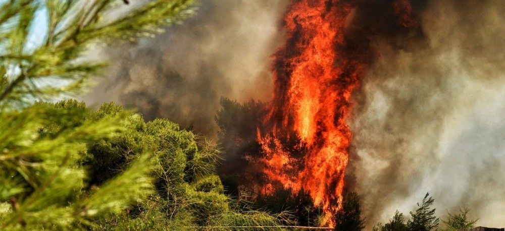 Μεγάλη πυρκαγιά στο Βύρωνα &#8211; Δύο τα μέτωπα της φωτιάς