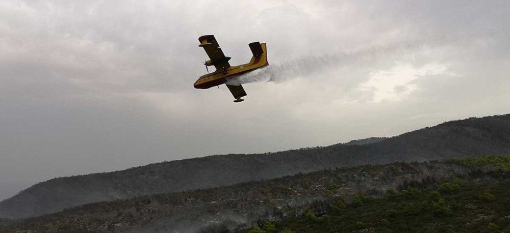 Μαίνεται η φωτιά στη Ζάκυνθο