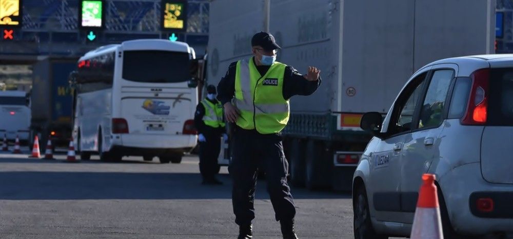 Κορωνοϊός: 4 συλλήψεις, 28 παραβάσεις για λειτουργία καταστημάτων, 442 για μετακίνηση και 1.249 για μη χρήση μάσκας