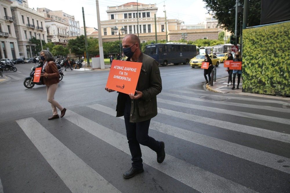 Τα καραγκιοζιλίκια του Βαρουφάκη (video)