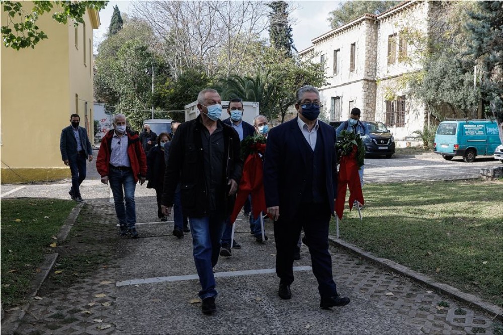 Πολυτεχνείο: Το ΚΚΕ πήγε στην αμερικανική πρεσβεία με SMS για γιατρό στο 13033