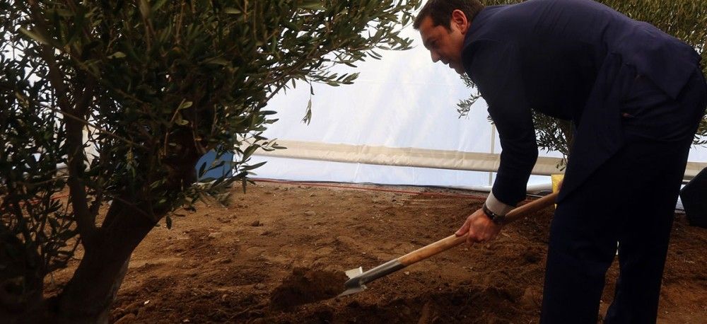 Με το&#8230; φτυάρι παρά πόδα ο Τσίπρας