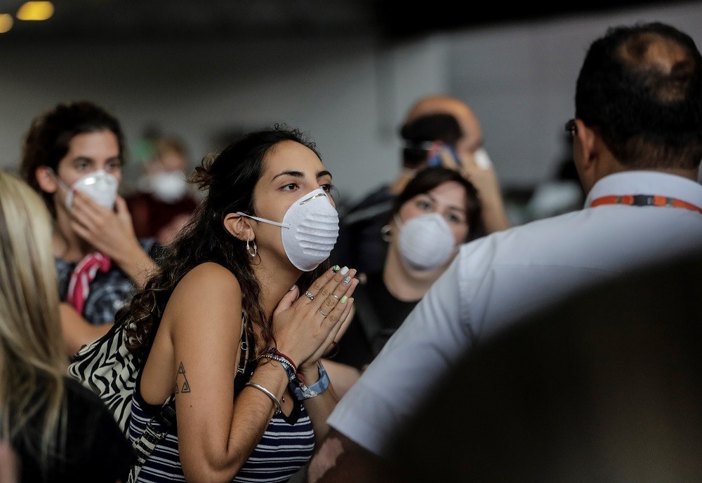 Πώς μεταδίδεται ο κορωνοϊός με την ομιλία ή την αναπνοή σε εσωτερικούς χώρους