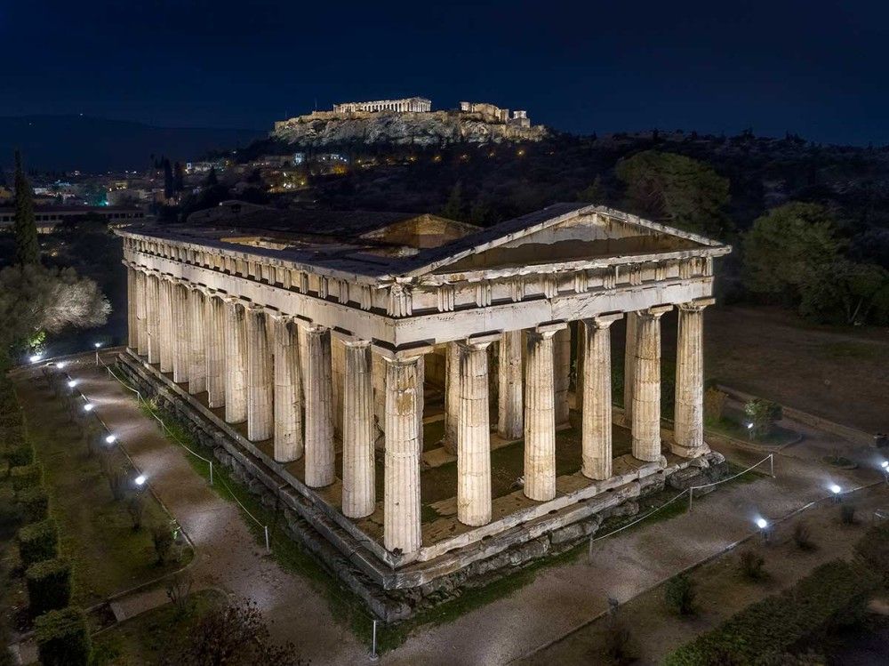 Μνημείο Φιλοπάππου και Ναός του Ηφαίστου: Η ιστορία των δύο μνημείων που φωτίστηκαν εκ νέου