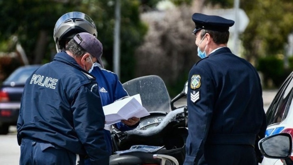 Έφοδοι της ΕΛ.ΑΣ σε τέσσερα σπίτια για πάρτι και τζόγο, με 12 συλλήψεις