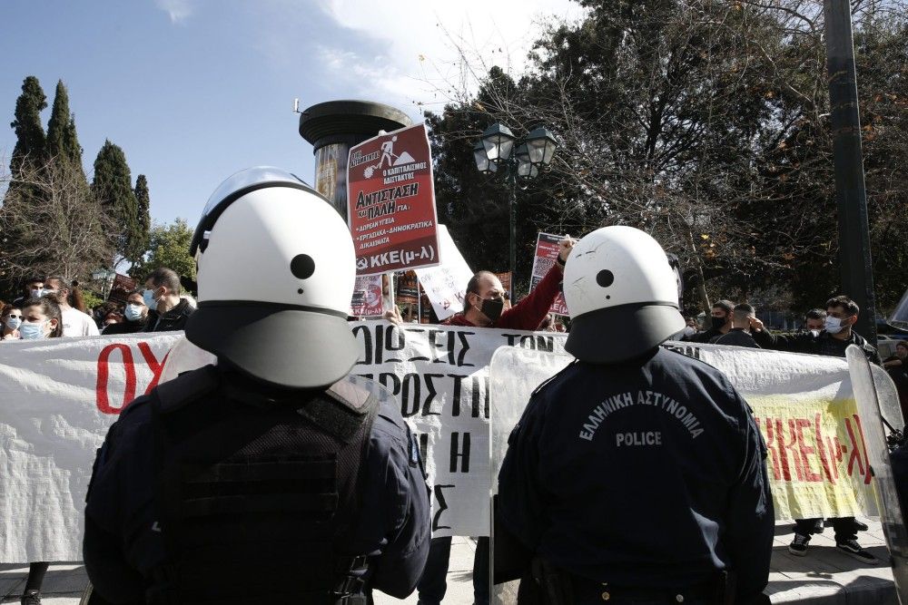 Ένταση και χημικά σε συγκέντρωση αρνητών της πανδημίας στο Σύνταγμα