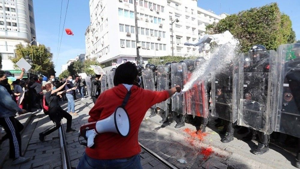 Τυνησία: Εκατοντάδες νέοι στους δρόμους της Τύνιδας