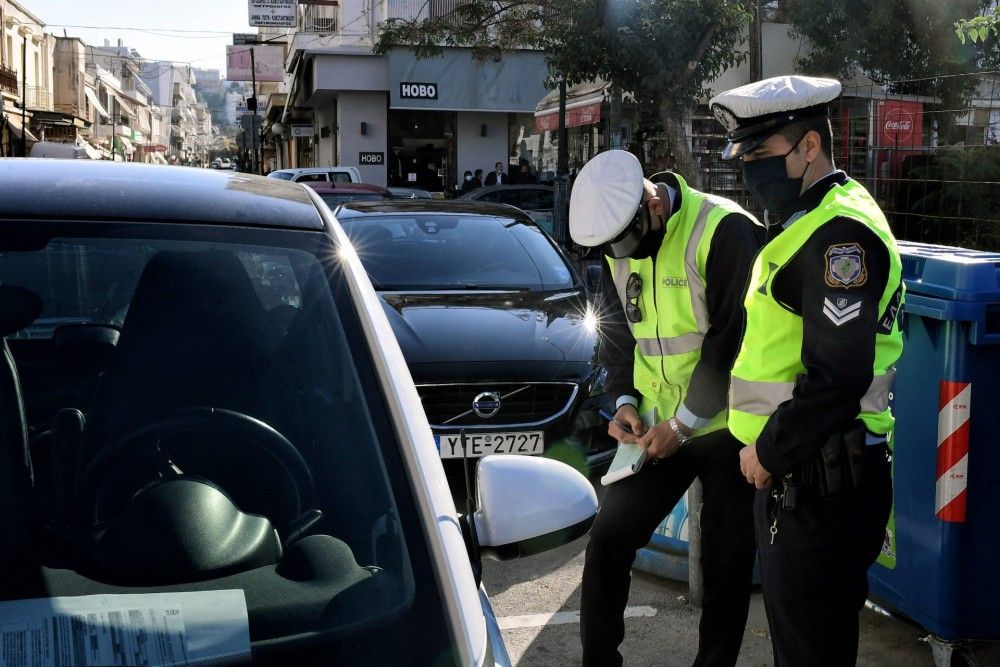 Συλλήψεις και πρόστιμα για παραβάσεις των μέτρων του κορωνοϊού