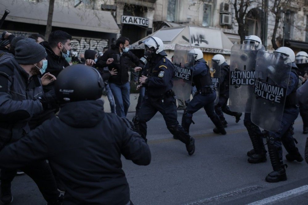 Επεισόδια στο κέντρο της Αθήνας σε συγκέντρωση για τον αρχιδολοφόνο Κουφοντίνα