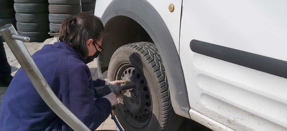 Ιδιοκτήτρια συνεργείου ελαστικών: Δυσκολίες σε ένα &#8220;ανδροκρατούμενο&#8221; επάγγελμα