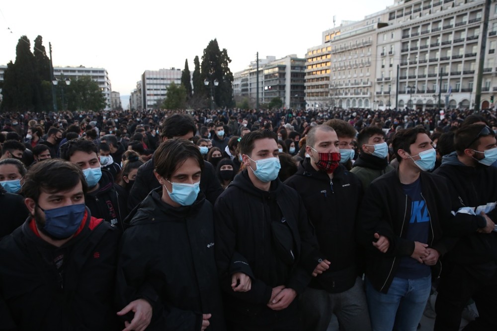 Κορωνο-συγκέντρωση στο Σύνταγμα για τον εκτελεστή Κουφοντίνα (Εικόνες)