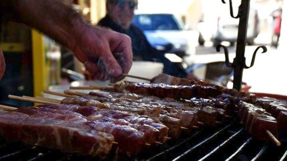 Οι δήμοι της Αττικής το&#8230; τσικνίζουν διαδικτυακά