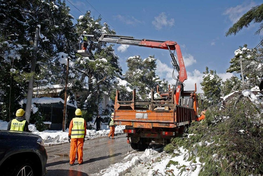 Μάχη να ηλεκτροδοτηθούν και τα τελευταία 10.000 νοικοκυριά στην Αττική