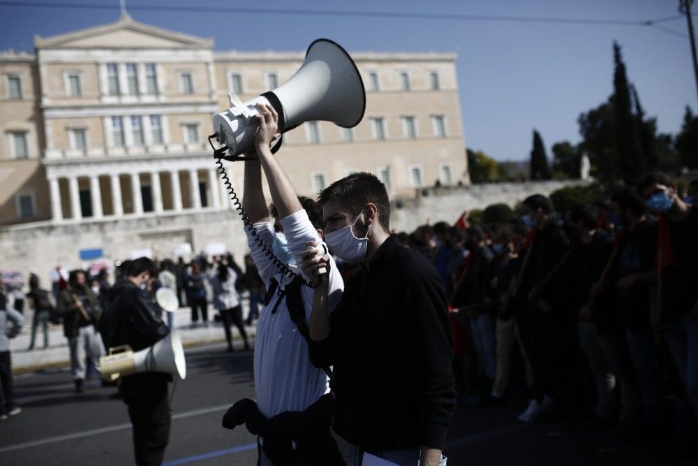 Στην Ελλάδα, τα καρναβάλια κρατάνε όλο το χρόνο&#8230;