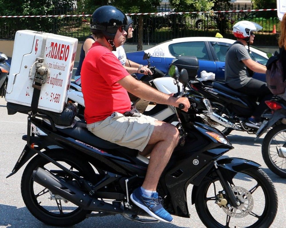 Απίστευτο σκηνικό στον Πύργο: Έκλεψαν τα φαγητά από τον ντελιβερά&#33;