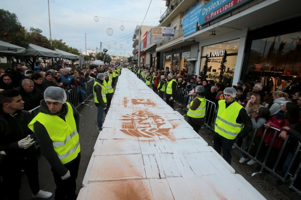 Βασιλόπιτα που σπάει όλα τα ρεκόρ φτιάχτηκε στο Περιστέρι (vid)