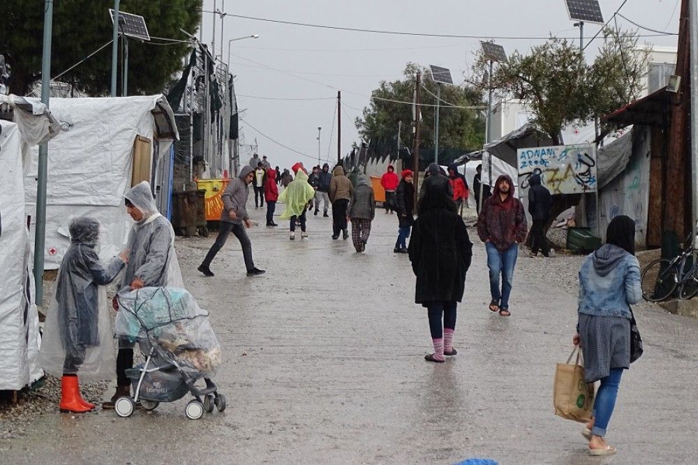 Σε εξέλιξη βρίσκεται η επιχείρηση αποσυμφόρησης του καταυλισμού της Μόριας