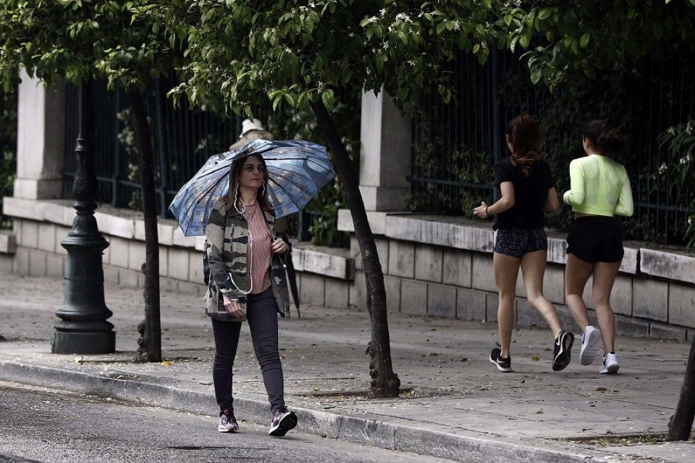 Βροχές και νέα πτώση στις θερμοκρασίες αύριο