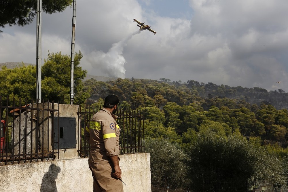 Μεγάλη πυρκαγιά σε δασική έκταση στο Αγρίνιο (video)