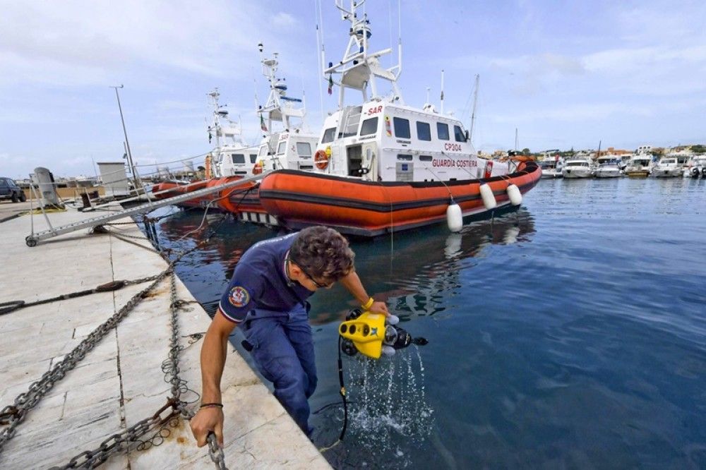 Συγκλονίζει δύτης που βρήκε στον βυθό νεκρή γυναίκα αγκαλιά με το μωρό της