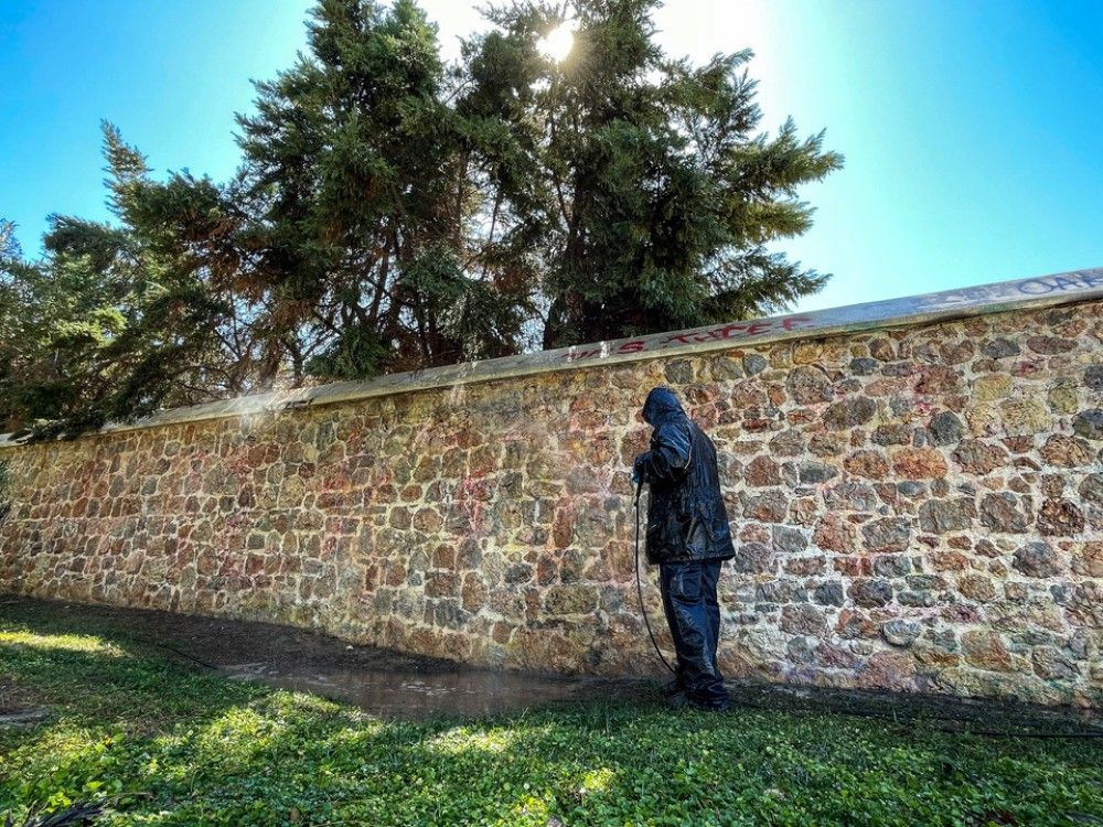 Μεγάλη αντι-γκράφιτι παρέμβαση στην Ερμού από τον Δήμο Αθηναίων (Βίντεο)