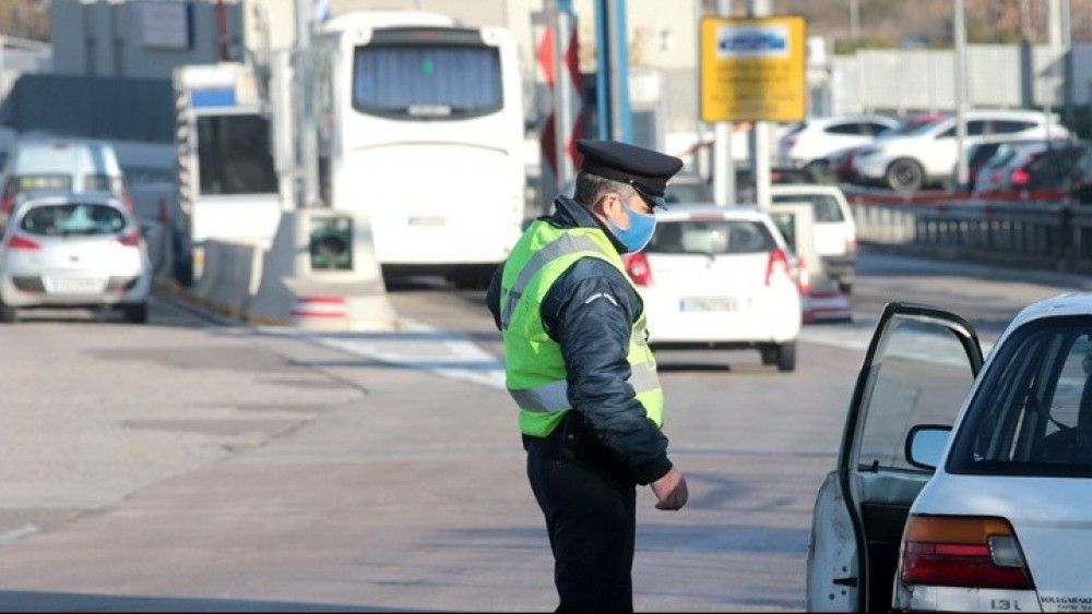 Ουρές στα διόδια: Δικαιολογίες οδηγών για να φύγουν στα χωριά