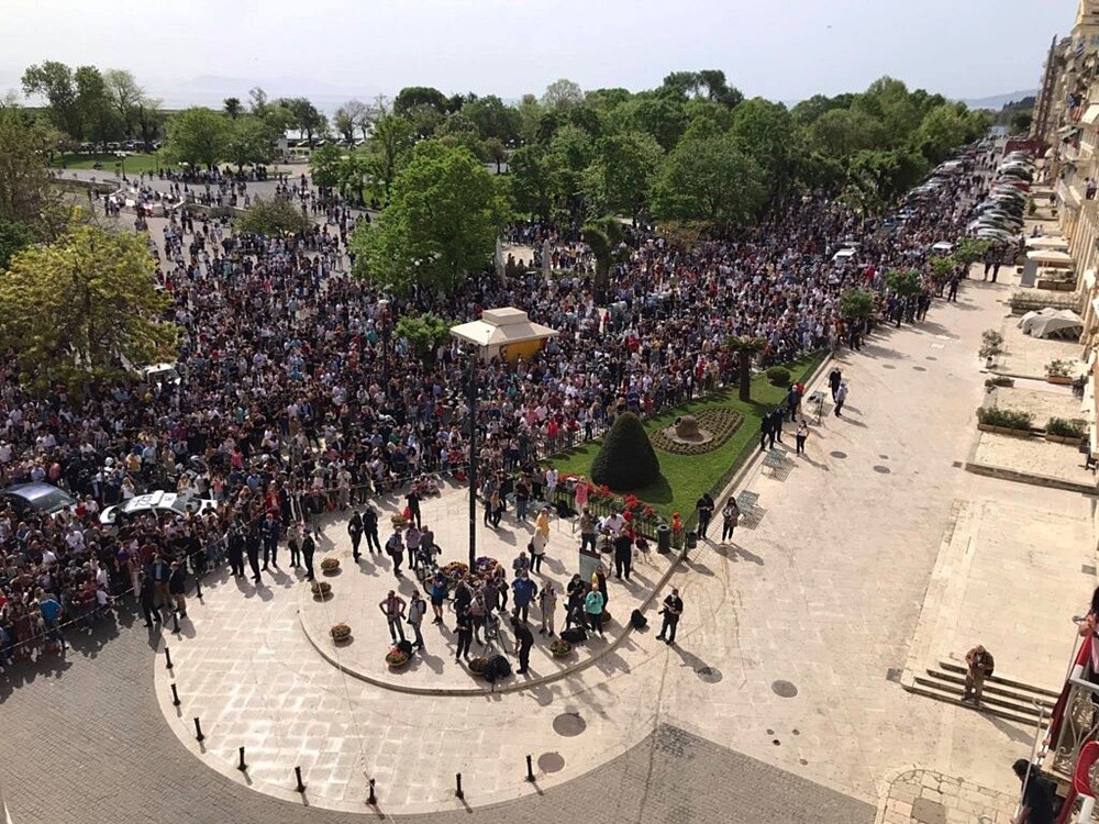 Κέρκυρα &#8220;μπότηδες&#8221;: Ρεσιτάλ ανευθυνότητας με απίστευτο συνωστισμό (video)