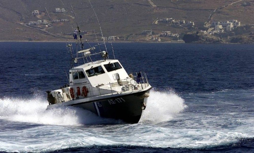 Ακυβέρνητη θαλαμηγός, με 170 αλλοδαπούς, ρυμουλκείται στο λιμάνι της Καλαμάτας