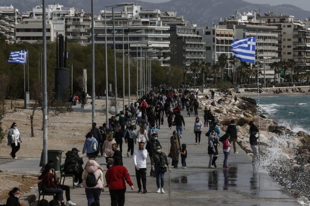 Τα κορωνοπάρτι αύξησαν το ιικό φορτίο στην Αττική