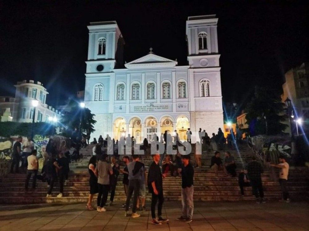 Πάτρα: Έκλεισαν τα μαγαζιά, γέμισαν οι σκάλες στην Παντάνασσα