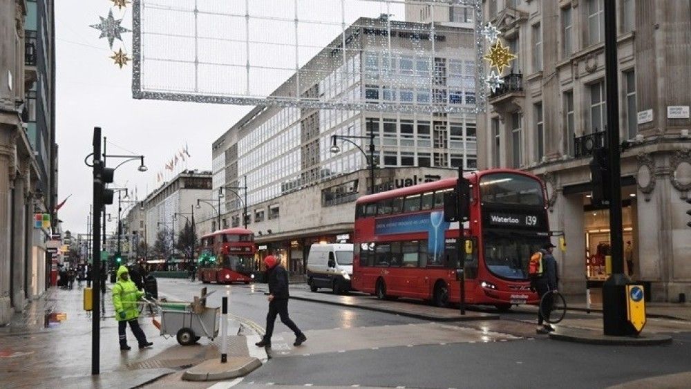 Ξανά ελεύθεροι να αγκαλιαστούν και να πάνε στην παμπ οι Βρετανοί