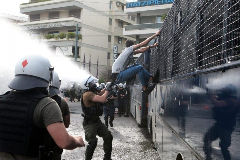 Τρεις συλλήψεις, δύο αστυνομικοί τραυματίες σε επεισόδια έξω από την πρεσβεία του Ισραήλ