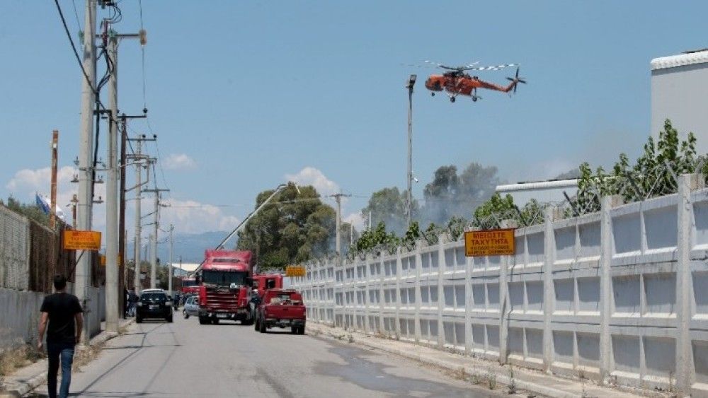 Φωτιά σε βυτιοφόρο στον Ασπρόπυργο: Εκκενώνεται η περιοχή-Μήνυμα από το 112