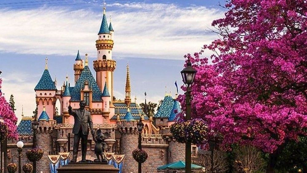 Άνοιξε ξανά η Disneyland Paris, όμως ο Μίκι Μάους δεν θα δίνει αγκαλιές