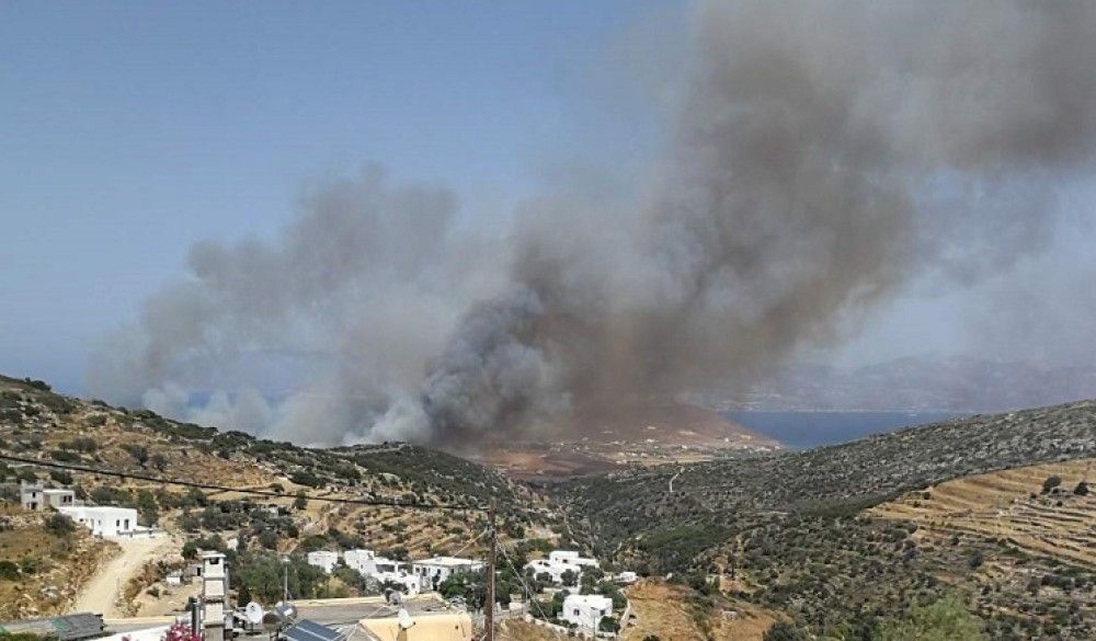 Μαίνεται η φωτιά στην Πάρο-Κοντά σε σπίτια οι φλόγες (vid)