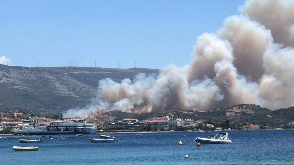 Εύβοια: Σε πύρινο κλοιό τα Νέα Στύρα Καρύστου