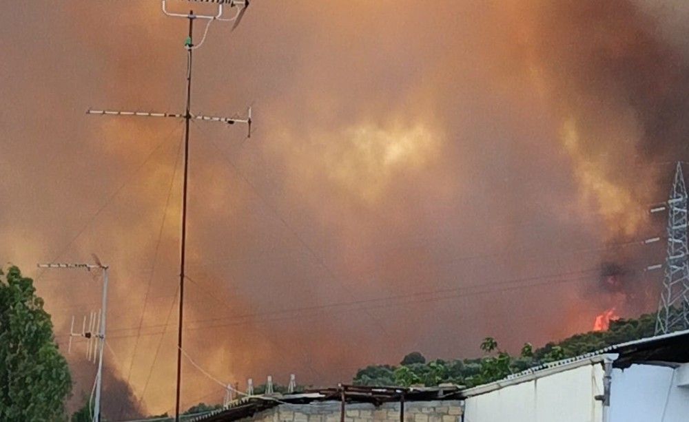 Αχαΐα: Αναζωπύρωση στην Άνω Ζήρια, νυχτερινή «μάχη» με τις φλόγες (vid)