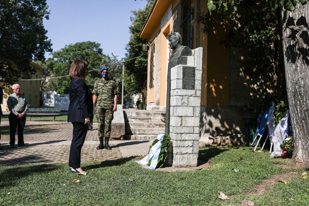 Στεφάνι στη μνήμη των αντιστασιακών κατέθεσε η Πρόεδρος της Δημοκρατίας