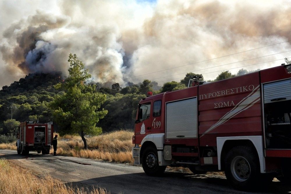 Σε εξέλιξη οι φωτιές σε Κόρινθο και Αργολίδα