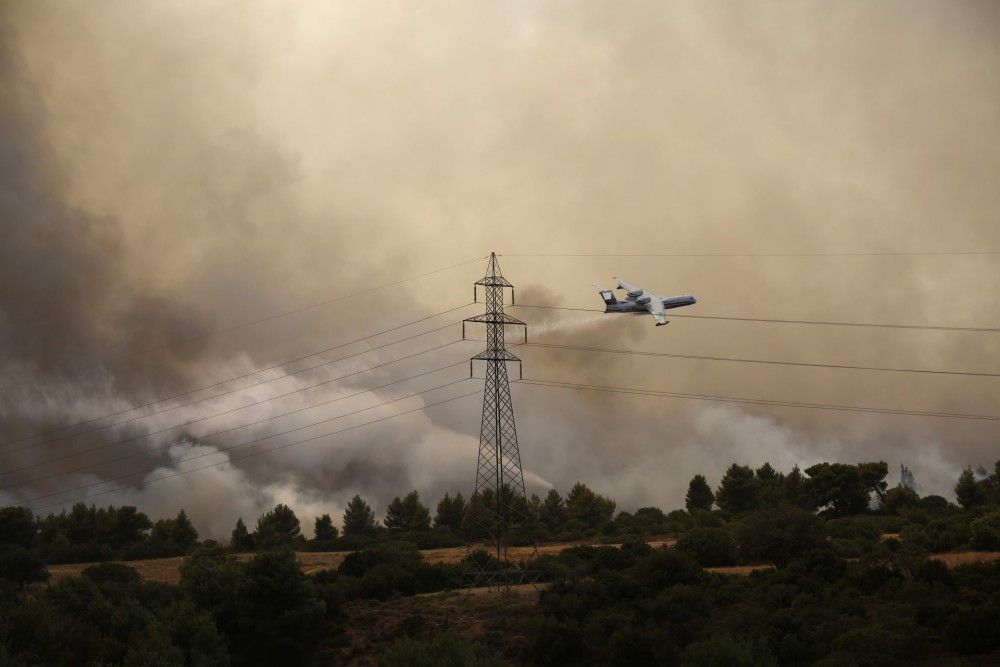 Φωτιά στη Βαρυμπόμπη: Εκκενώθηκε παιδική κατασκήνωση