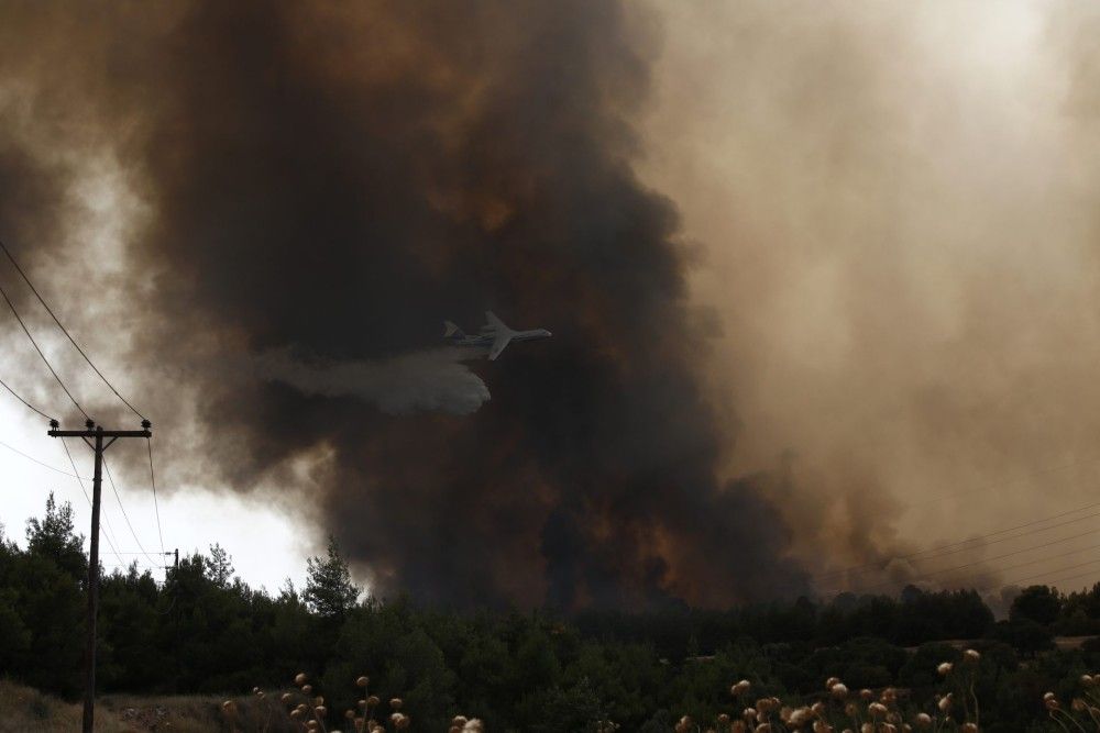 Κόβουν την ανάσα οι εικόνες από τη φωτιά στη Βαρυμπόμπη