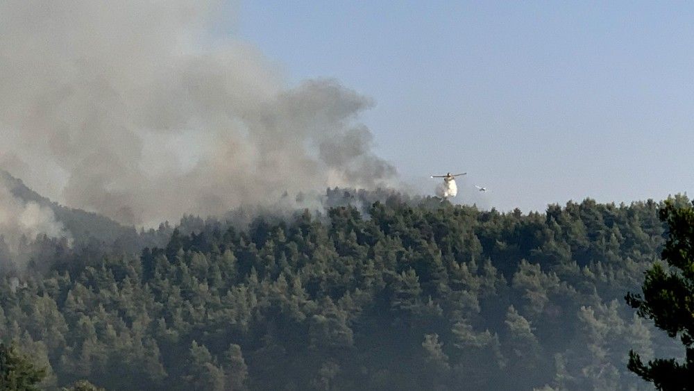 Δύσκολες ώρες στην Εύβοια: Το Λιμενικό απομακρύνει εγκλωβισμένους από τις Ροβιές (video)