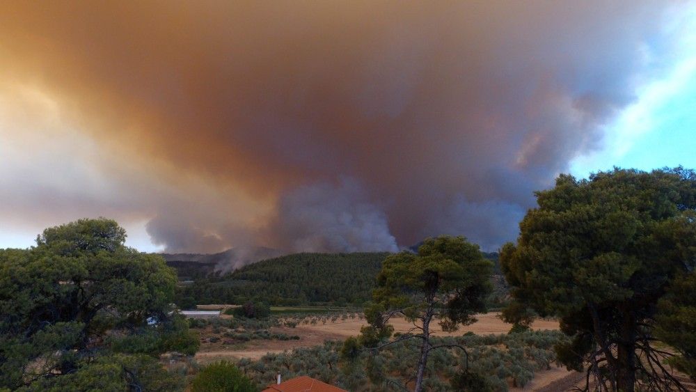 Φωτιά στην Εύβοια: Οι φλόγες απειλούν να φτάσουν στο Αιγαίο