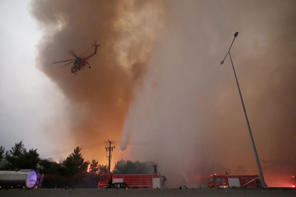 Φωτιά στην Αττική: Απεγκλωβισμός 7μελούς οικογένειας με τη συνδρομή του στρατού