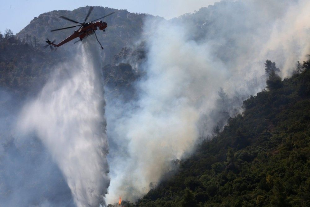 Μάχη με αναζωπυρώσεις στην Αττική