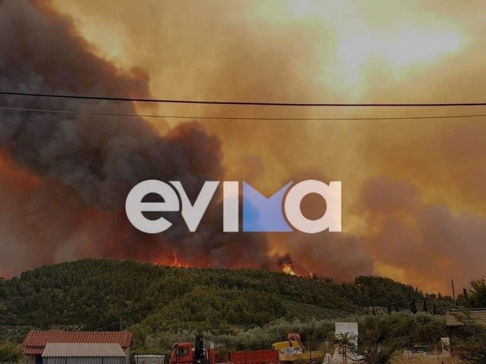 Μαίνεται η φωτιά στην Εύβοια