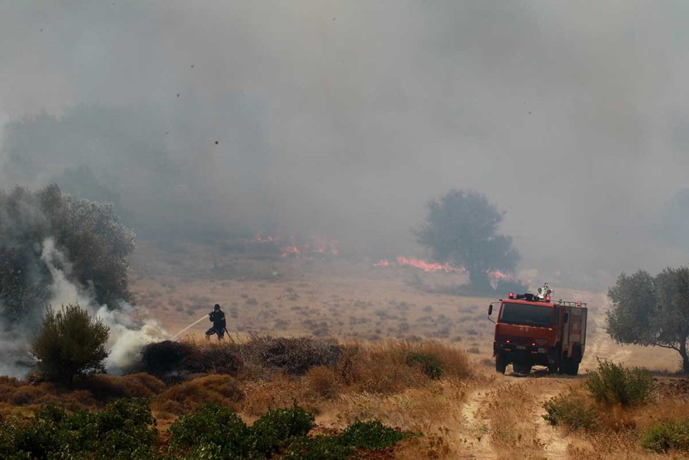 Δύσκολη νύχτα για Βίλια και Κερατέα: Εκκενώνεται και ο οικισμός Βενίζα